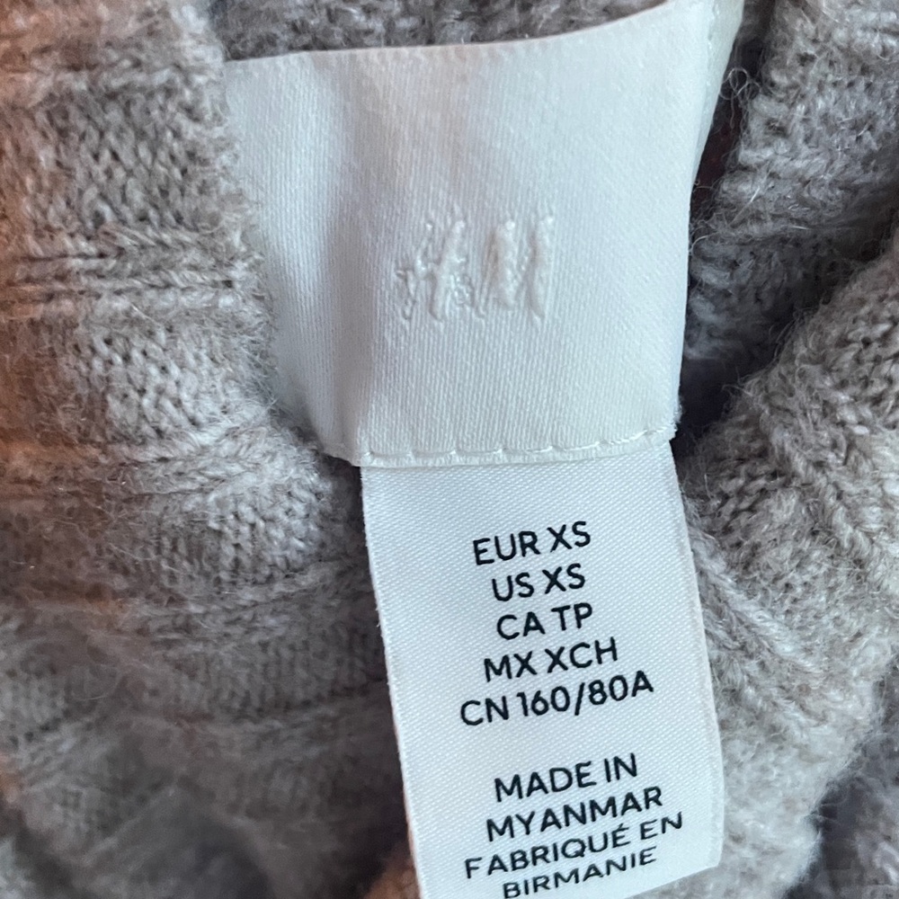 H&M turtleneck sweater - Picture 3 of 3